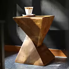 طاولة جانبية بتصميم فني عصري